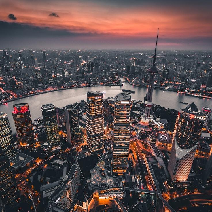 Parents evaluating schools in France